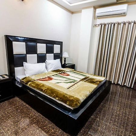 Midway Hotel & Restaurant Sadiqabad エクステリア 写真