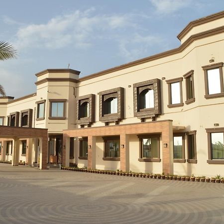 Midway Hotel & Restaurant Sadiqabad エクステリア 写真