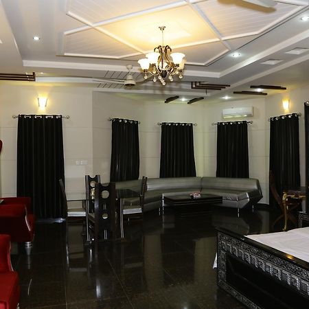 Midway Hotel & Restaurant Sadiqabad エクステリア 写真