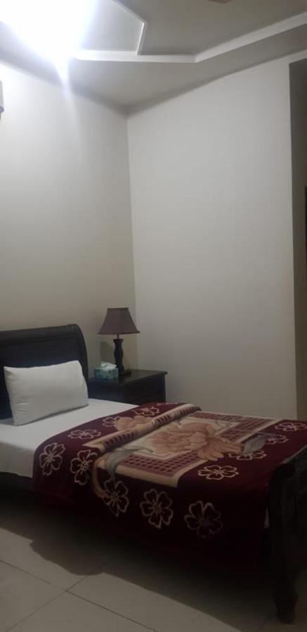Midway Hotel & Restaurant Sadiqabad エクステリア 写真