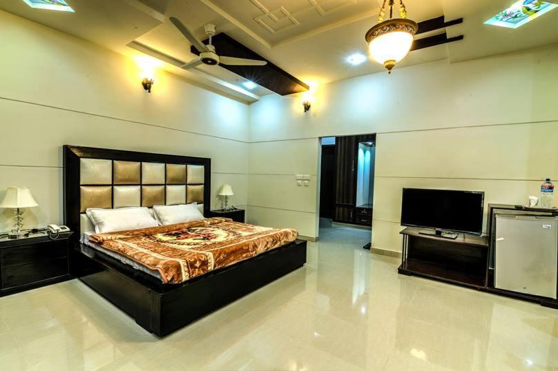 Midway Hotel & Restaurant Sadiqabad エクステリア 写真