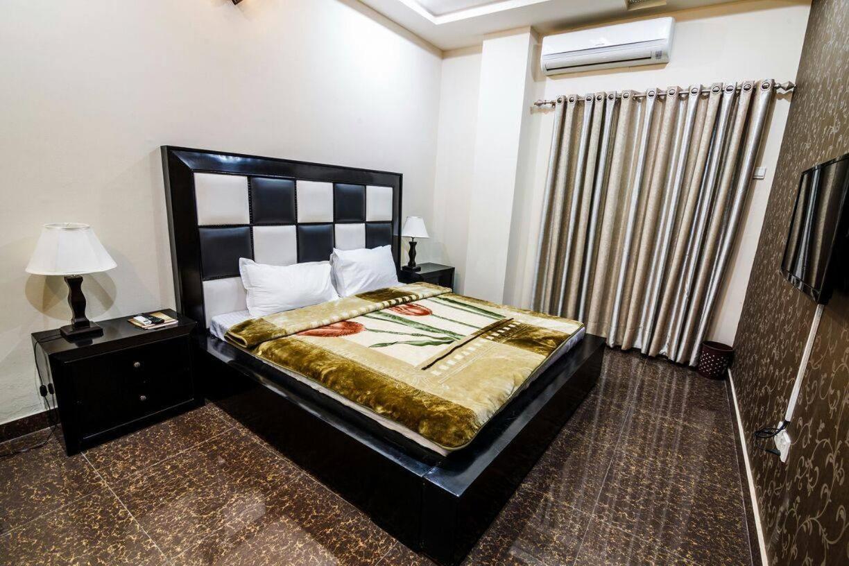 Midway Hotel & Restaurant Sadiqabad エクステリア 写真