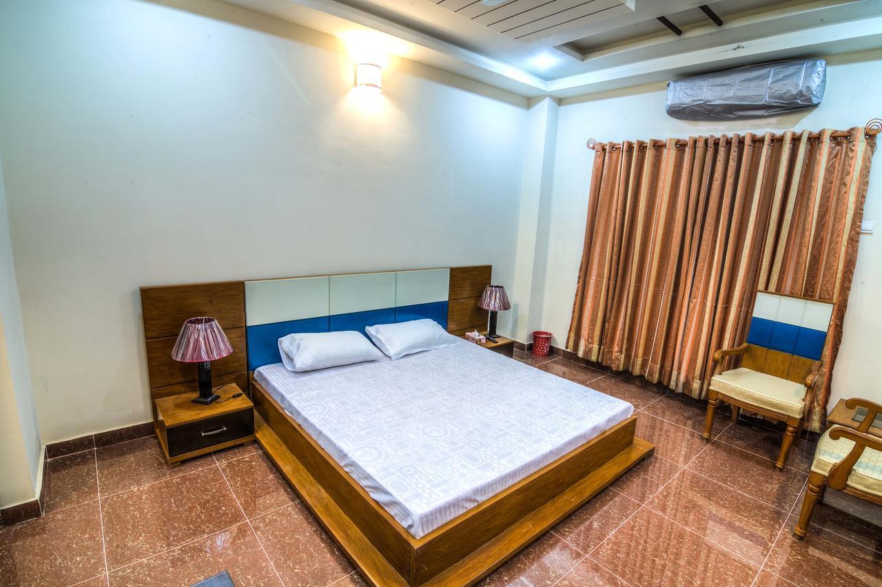 Midway Hotel & Restaurant Sadiqabad エクステリア 写真