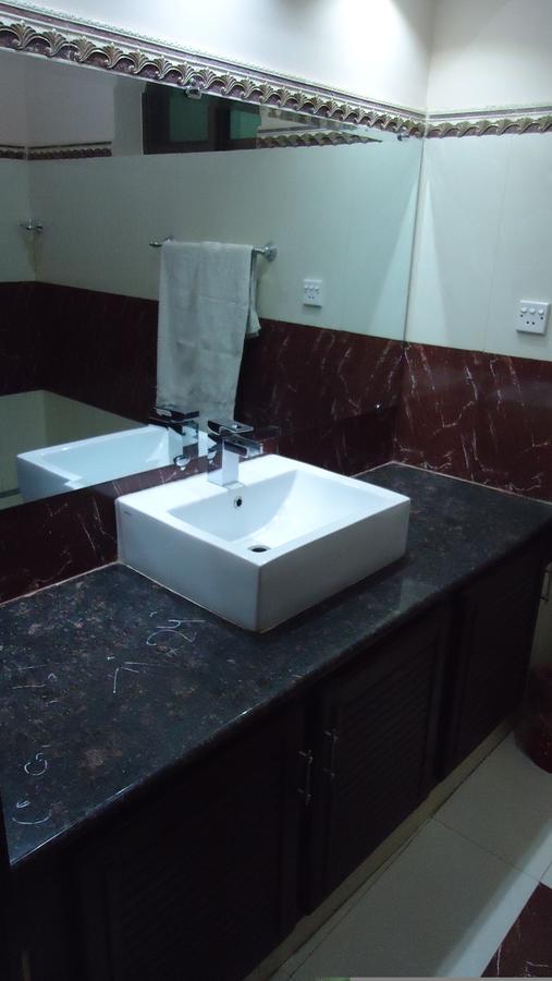 Midway Hotel & Restaurant Sadiqabad エクステリア 写真
