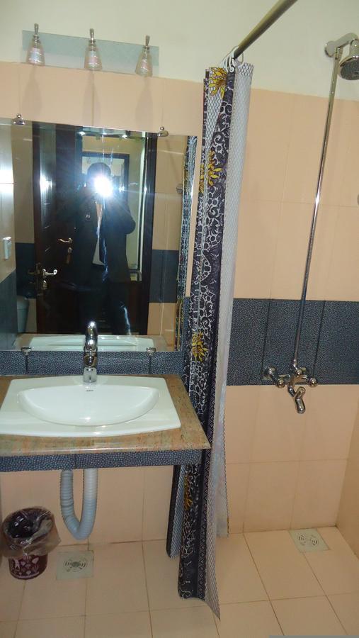 Midway Hotel & Restaurant Sadiqabad エクステリア 写真