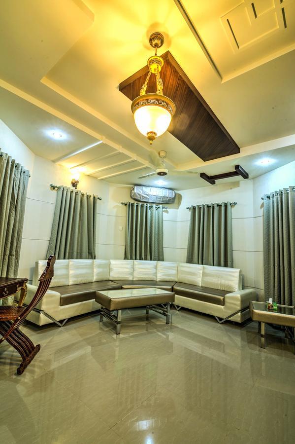 Midway Hotel & Restaurant Sadiqabad エクステリア 写真