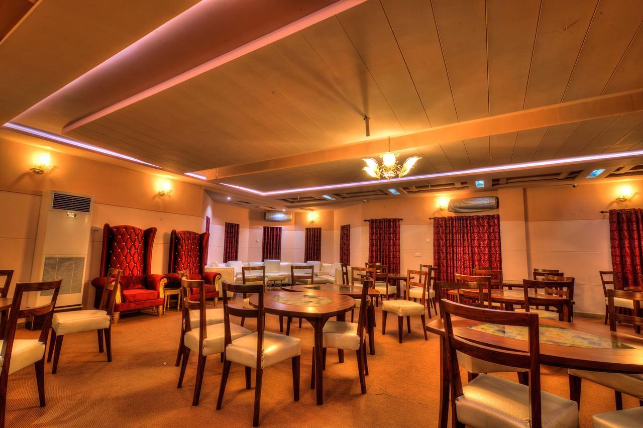 Midway Hotel & Restaurant Sadiqabad エクステリア 写真