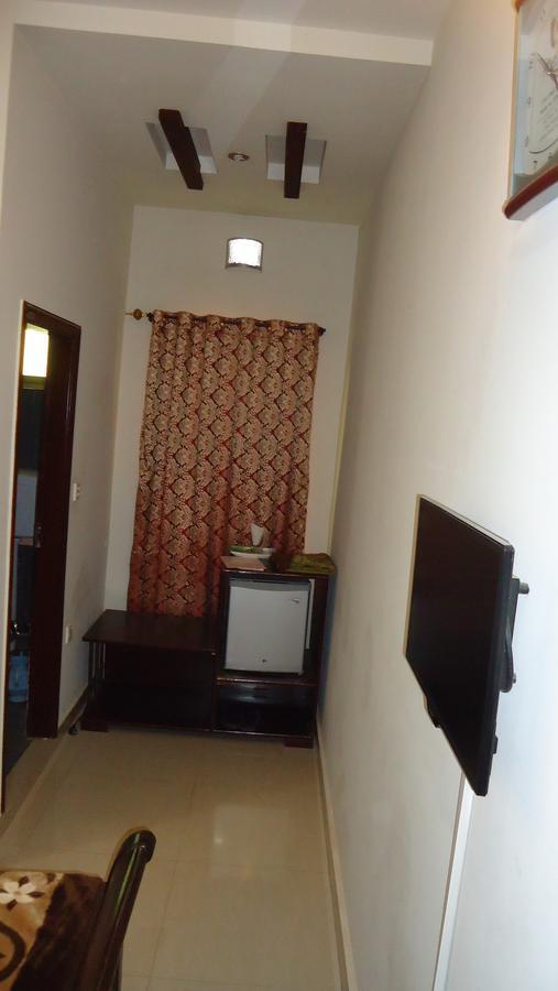 Midway Hotel & Restaurant Sadiqabad エクステリア 写真