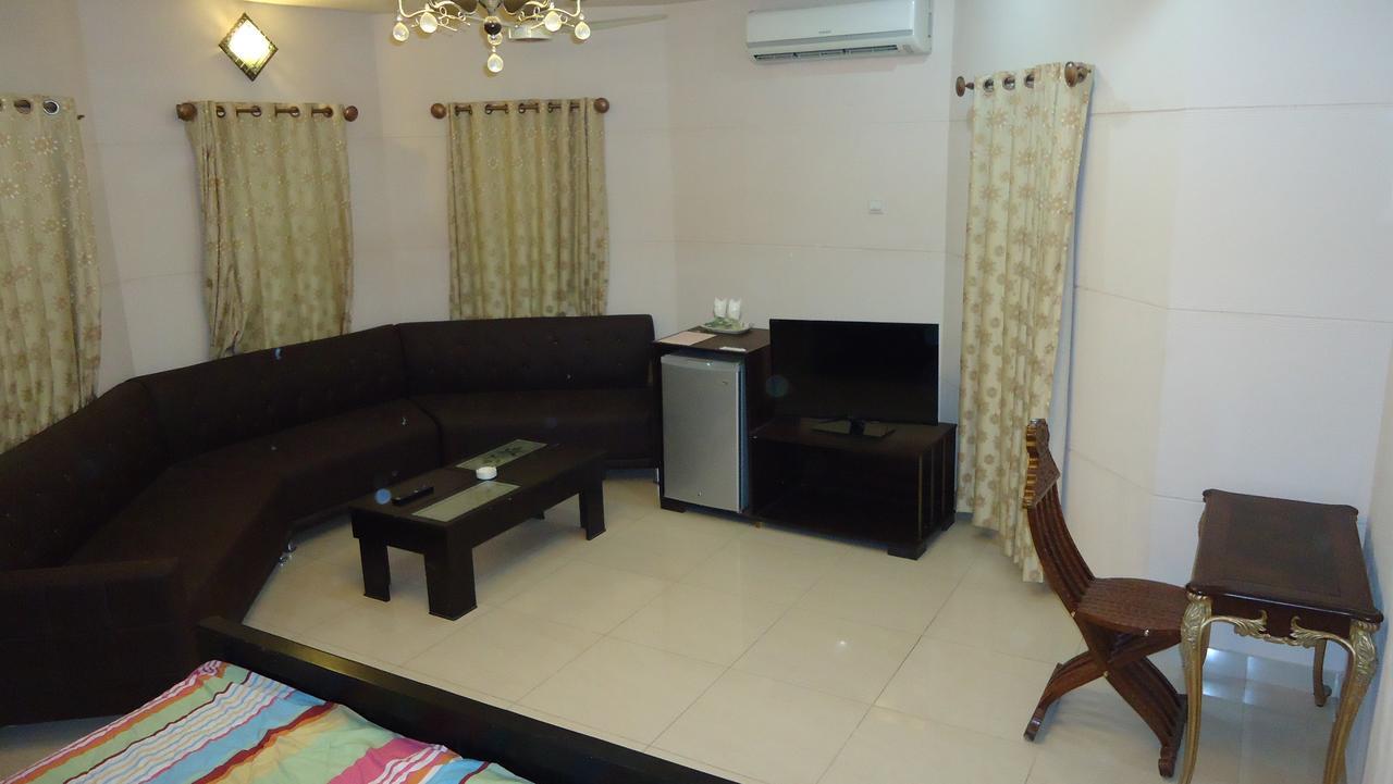 Midway Hotel & Restaurant Sadiqabad エクステリア 写真
