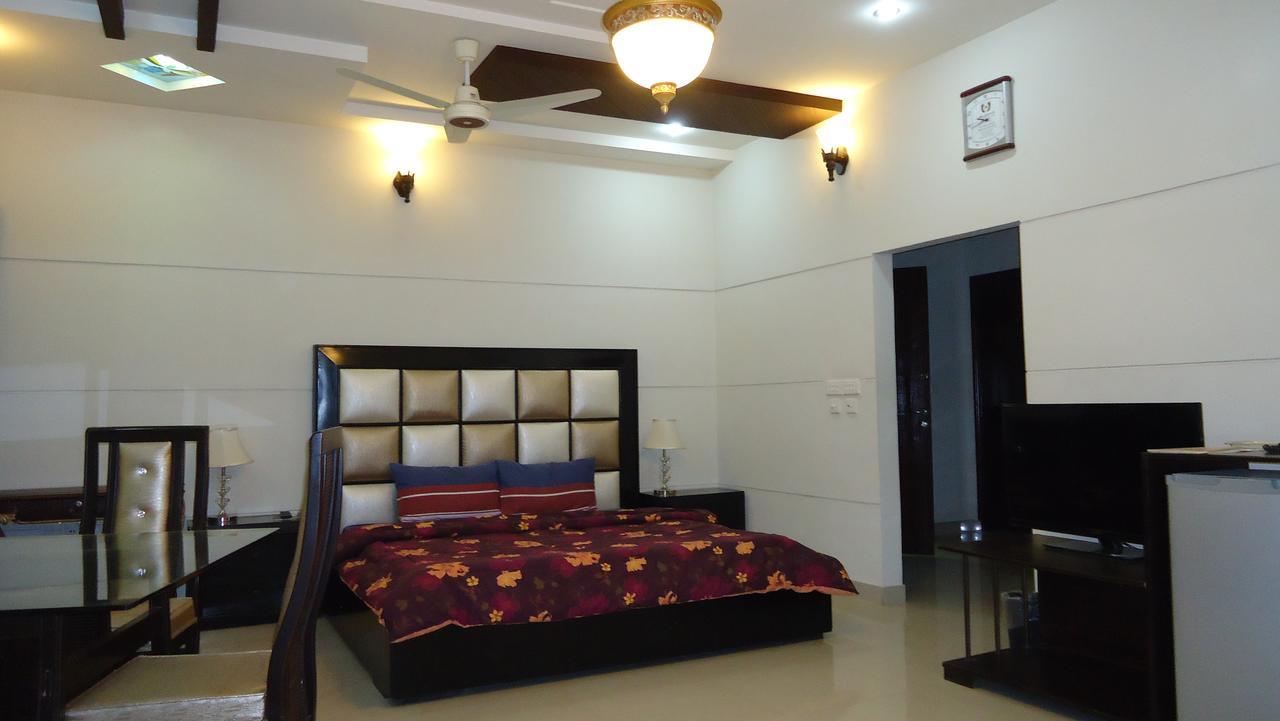 Midway Hotel & Restaurant Sadiqabad エクステリア 写真