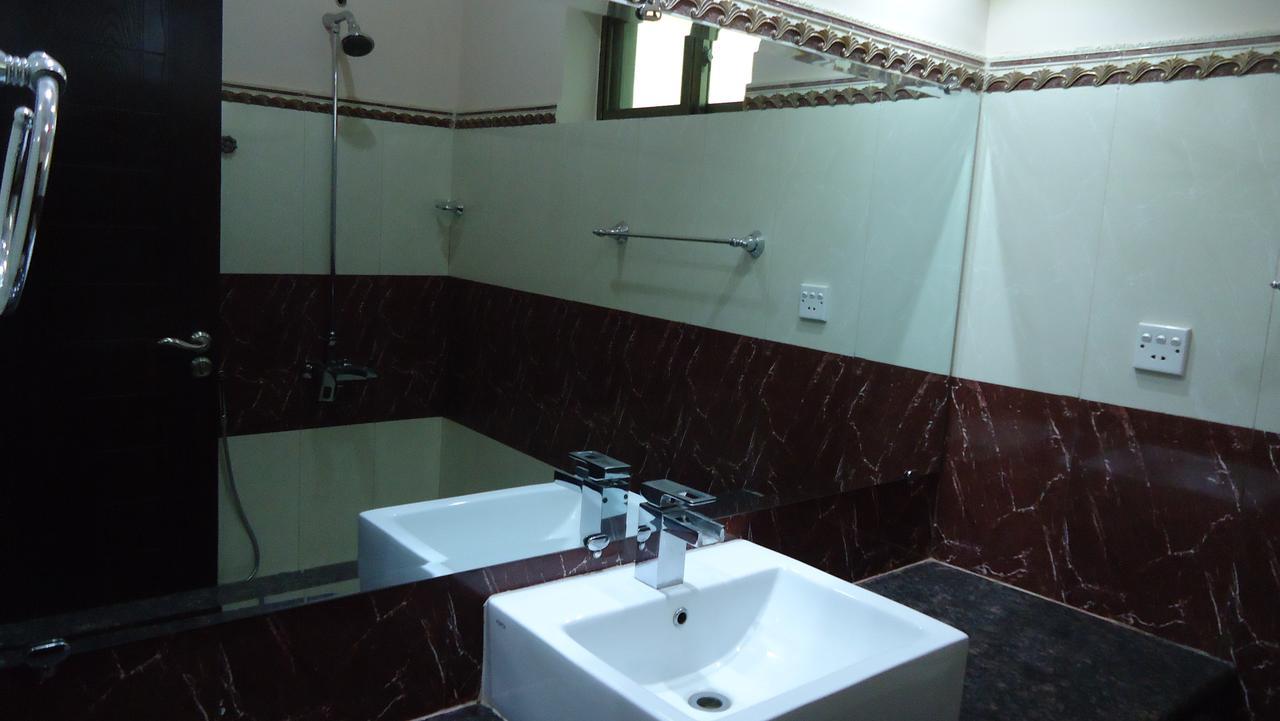 Midway Hotel & Restaurant Sadiqabad エクステリア 写真