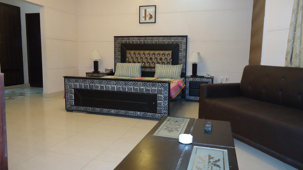 Midway Hotel & Restaurant Sadiqabad エクステリア 写真