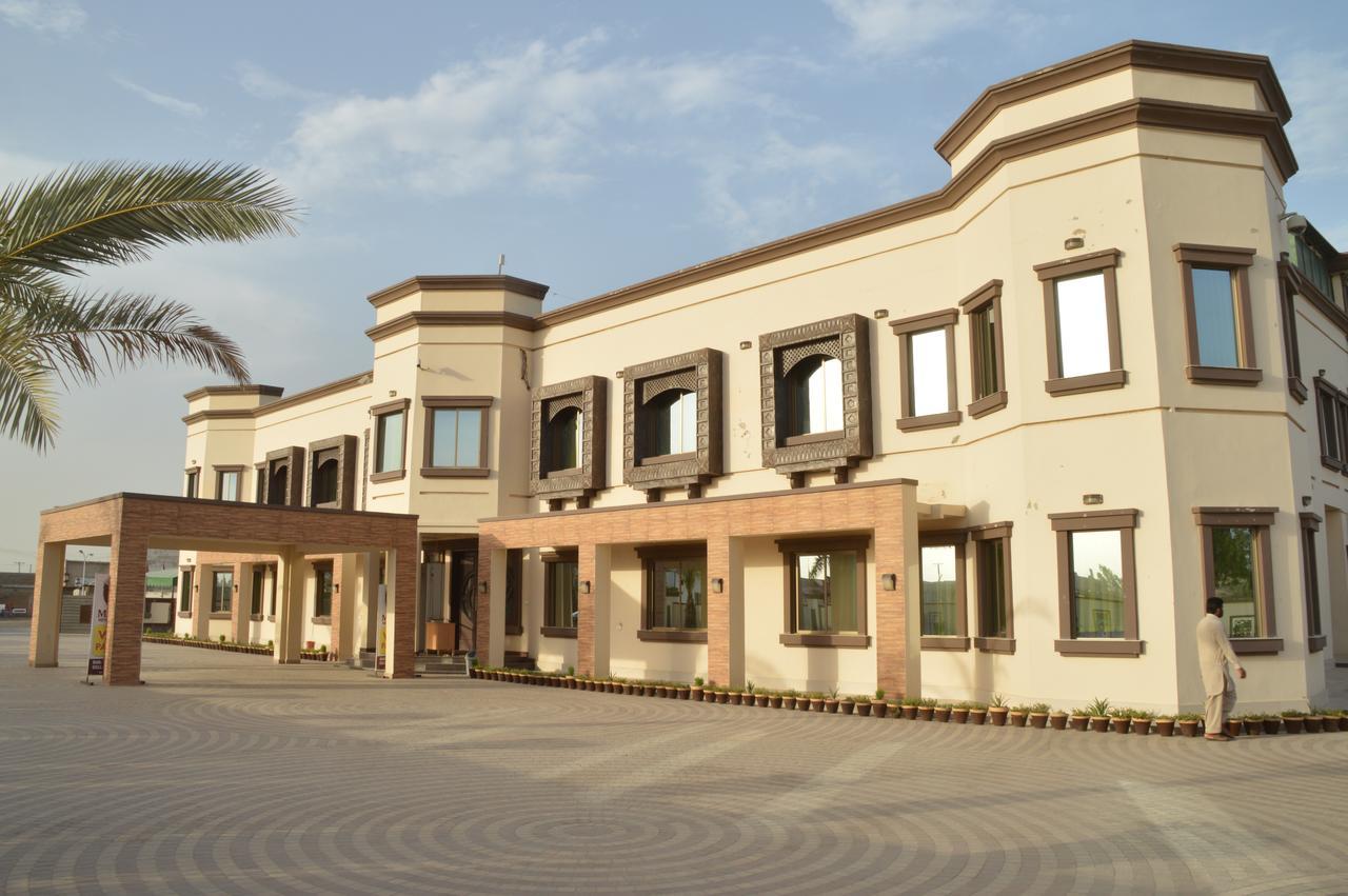 Midway Hotel & Restaurant Sadiqabad エクステリア 写真