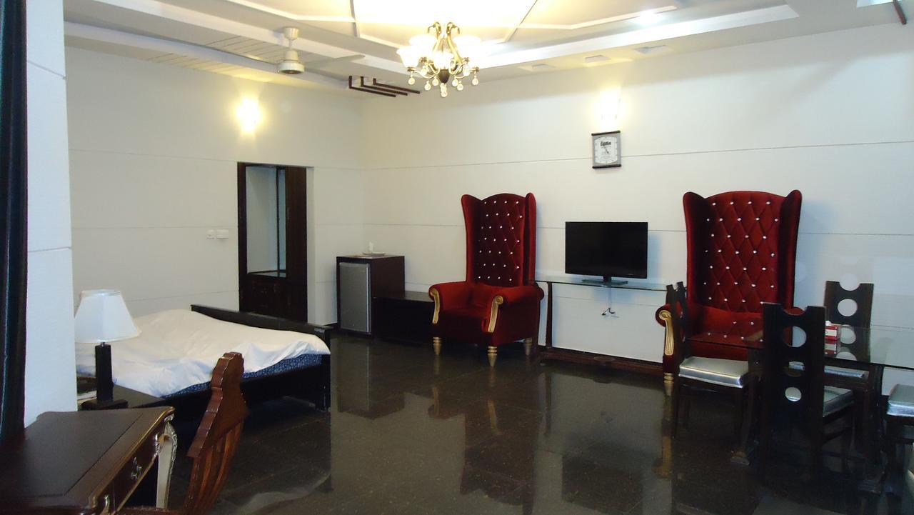 Midway Hotel & Restaurant Sadiqabad エクステリア 写真