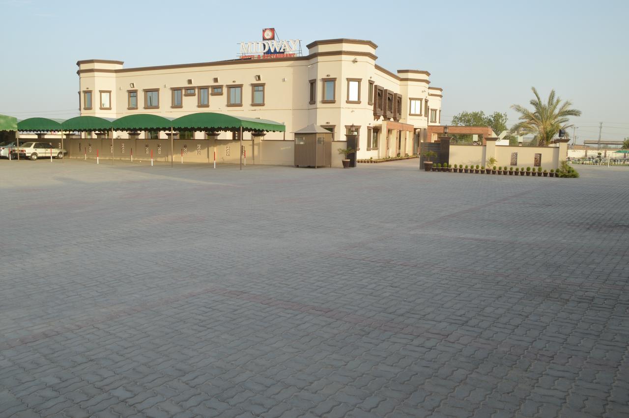 Midway Hotel & Restaurant Sadiqabad エクステリア 写真