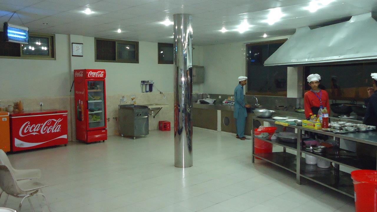 Midway Hotel & Restaurant Sadiqabad エクステリア 写真