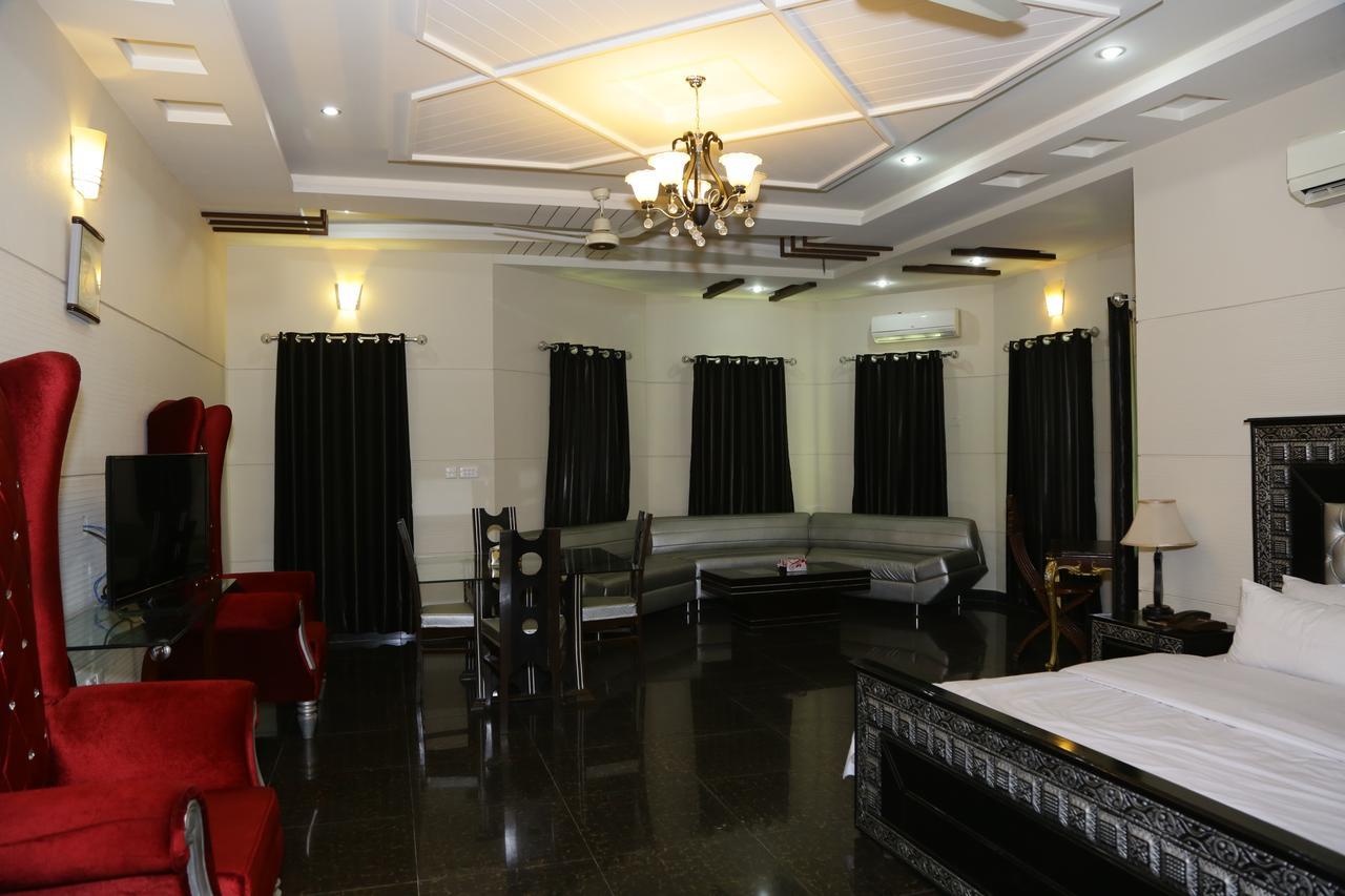 Midway Hotel & Restaurant Sadiqabad エクステリア 写真