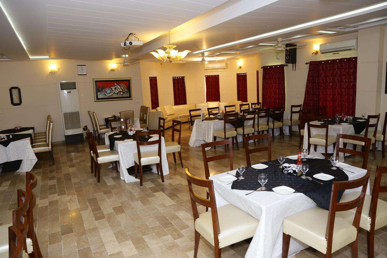 Midway Hotel & Restaurant Sadiqabad エクステリア 写真