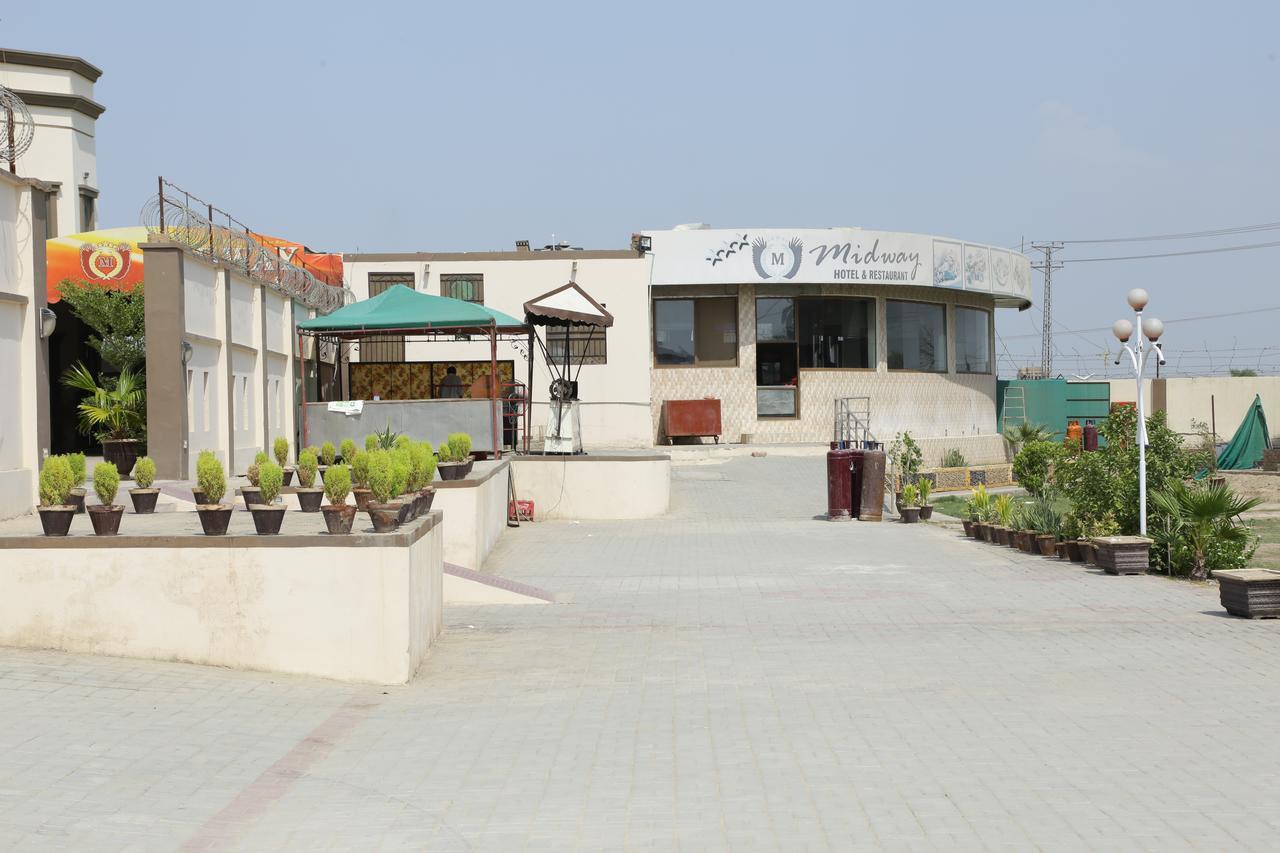 Midway Hotel & Restaurant Sadiqabad エクステリア 写真