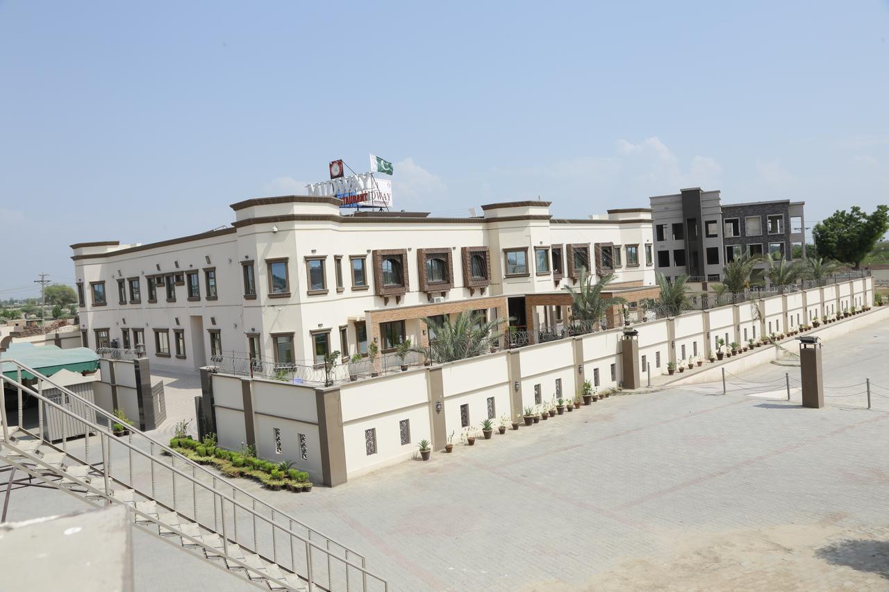 Midway Hotel & Restaurant Sadiqabad エクステリア 写真