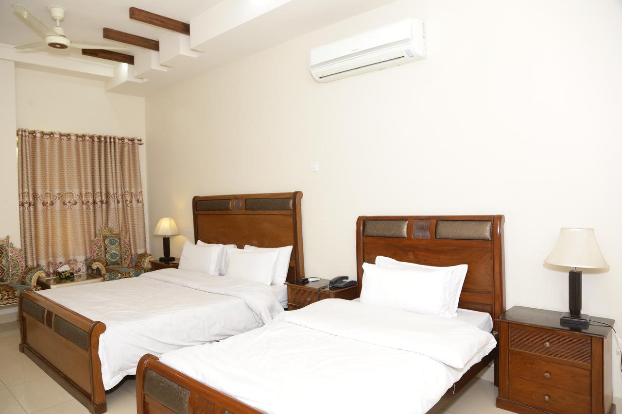 Midway Hotel & Restaurant Sadiqabad エクステリア 写真