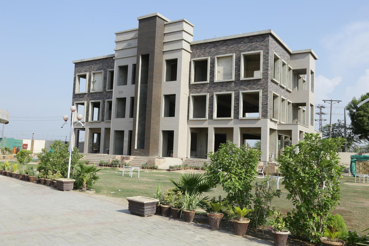 Midway Hotel & Restaurant Sadiqabad エクステリア 写真