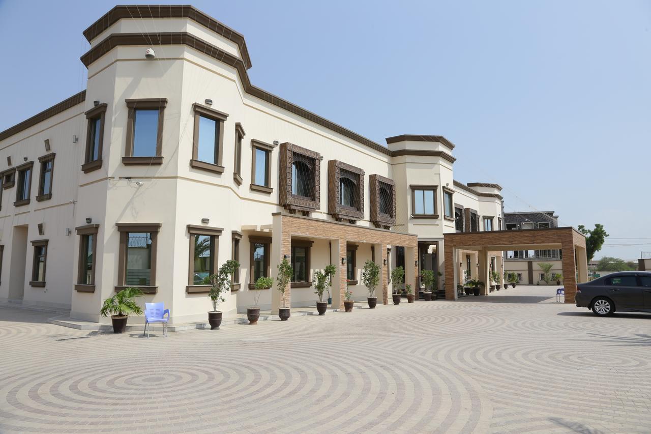 Midway Hotel & Restaurant Sadiqabad エクステリア 写真