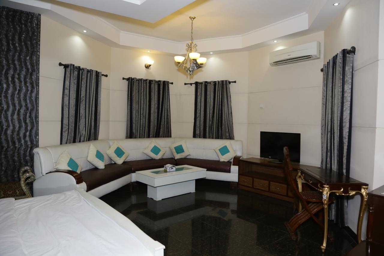 Midway Hotel & Restaurant Sadiqabad エクステリア 写真