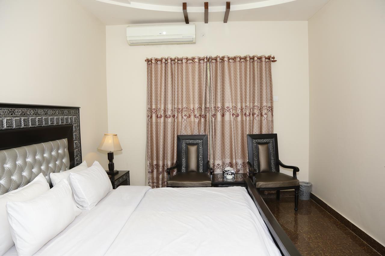 Midway Hotel & Restaurant Sadiqabad エクステリア 写真