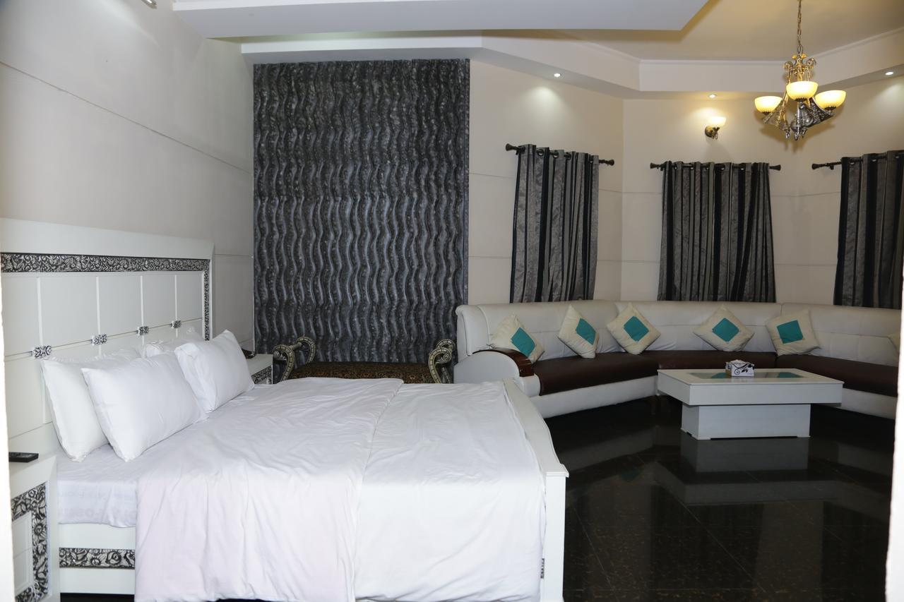 Midway Hotel & Restaurant Sadiqabad エクステリア 写真