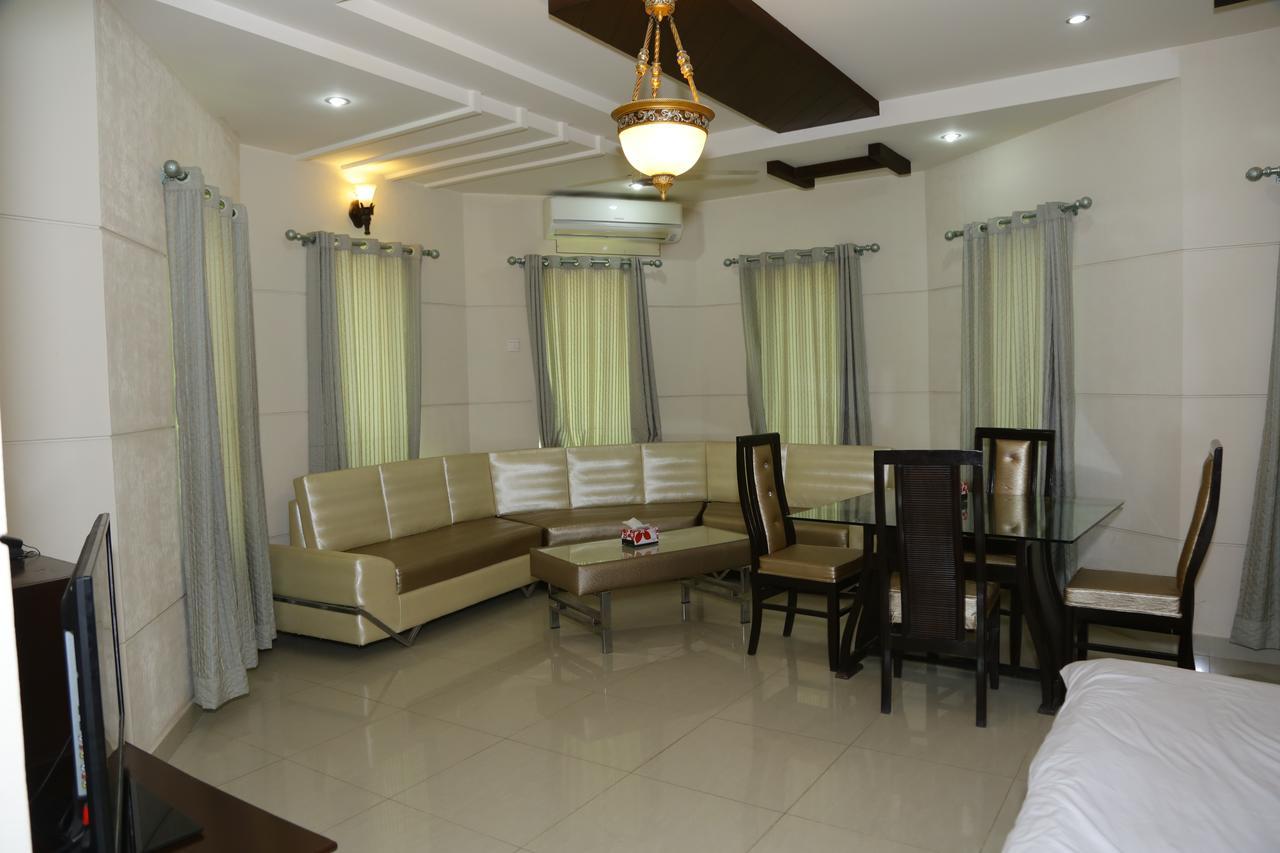 Midway Hotel & Restaurant Sadiqabad エクステリア 写真