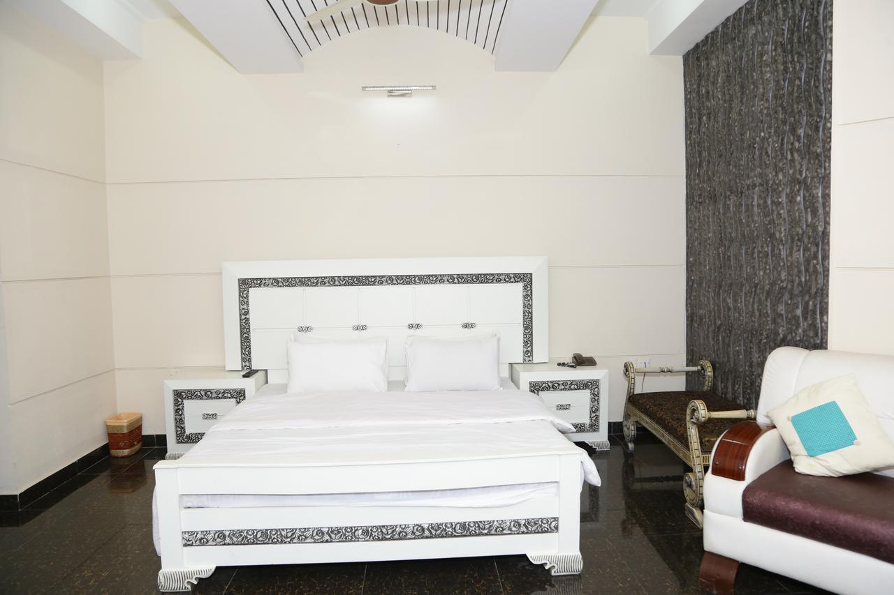Midway Hotel & Restaurant Sadiqabad エクステリア 写真