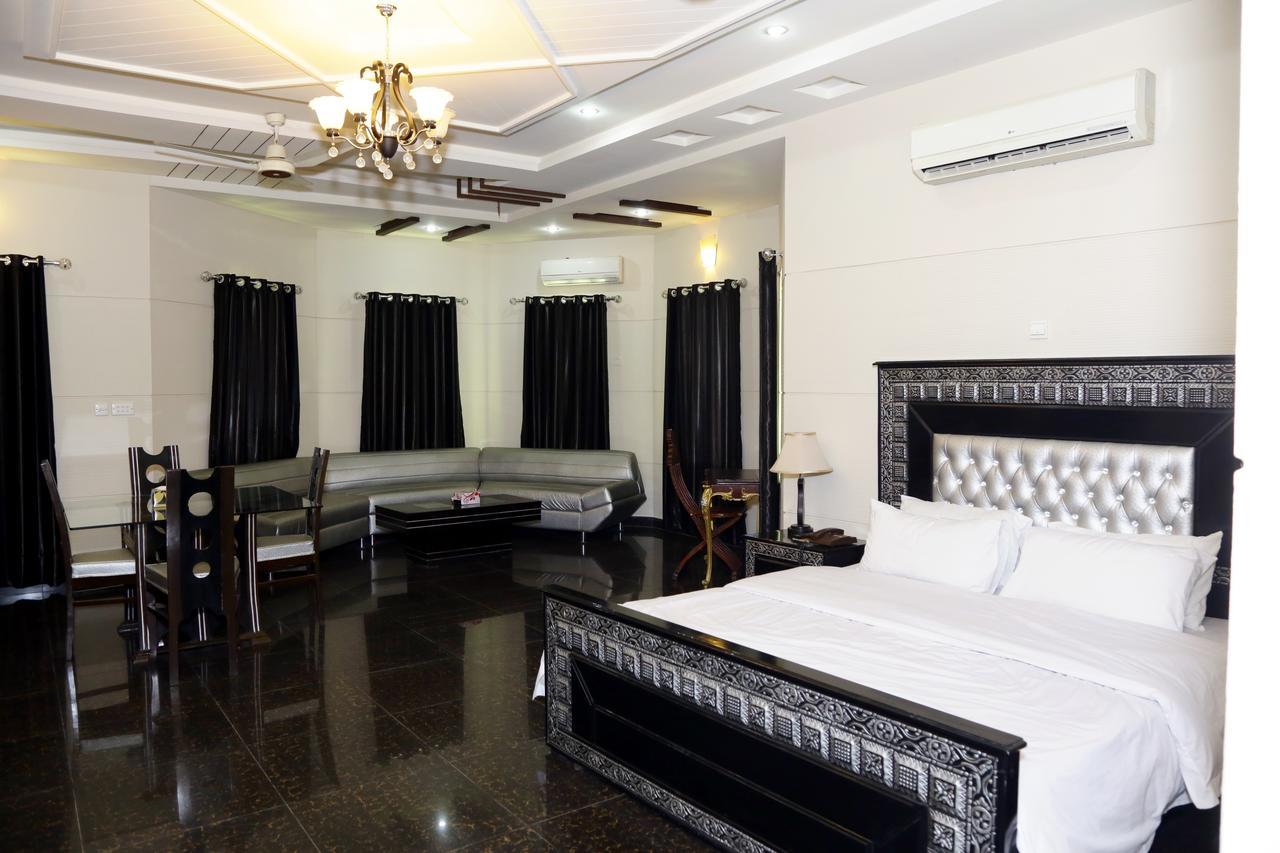 Midway Hotel & Restaurant Sadiqabad エクステリア 写真